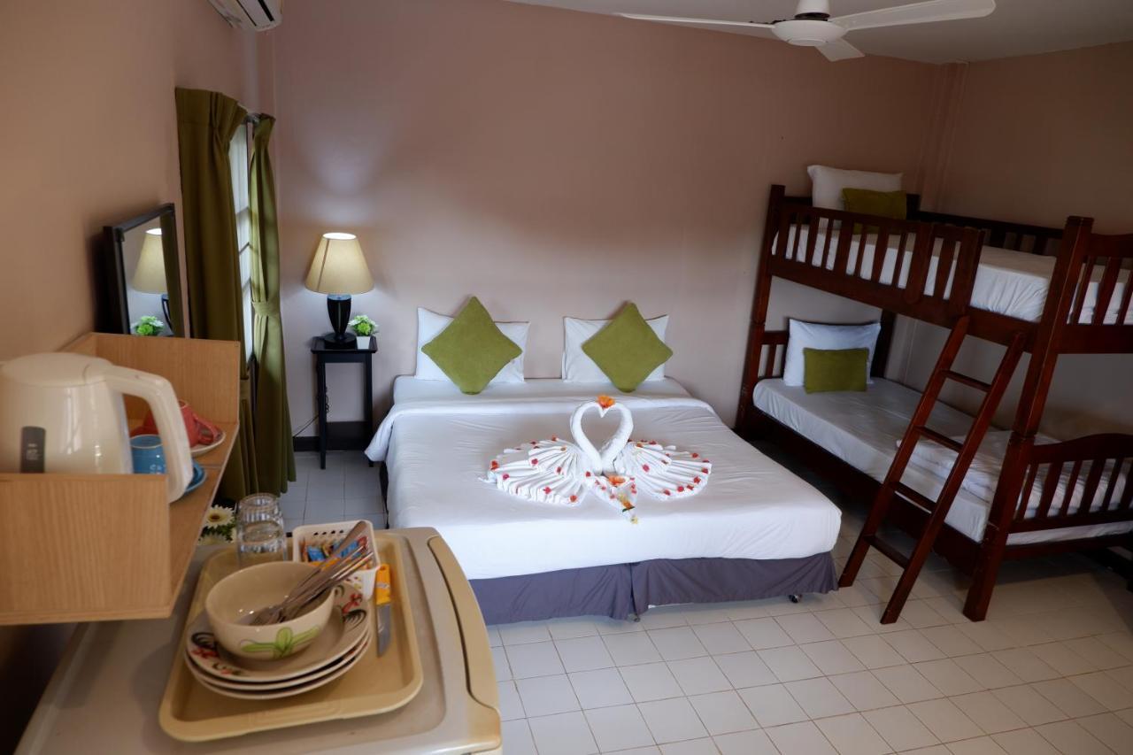 Kata Beachwalk Hotel And Bungalows 외부 사진