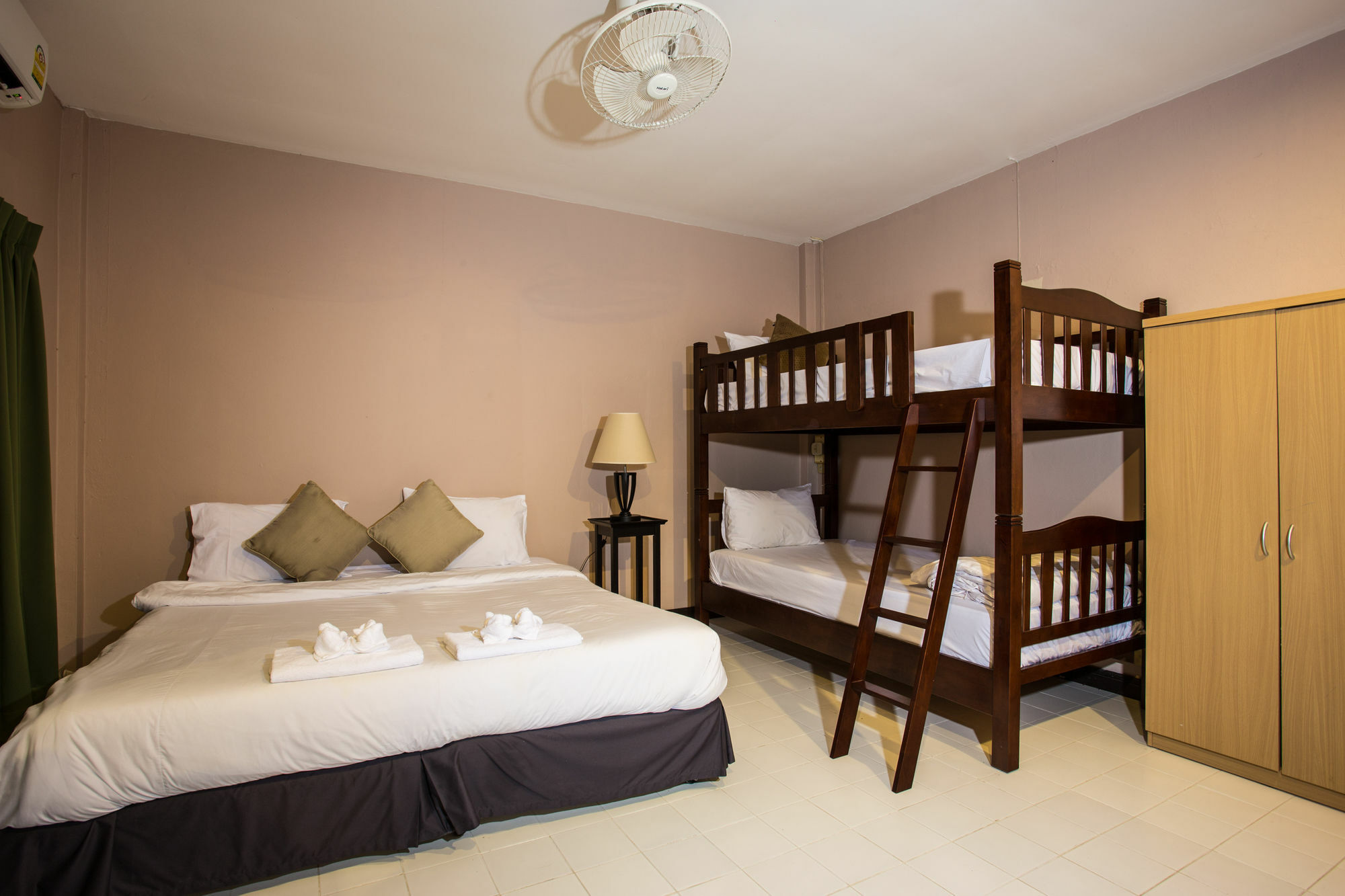 Kata Beachwalk Hotel And Bungalows 외부 사진
