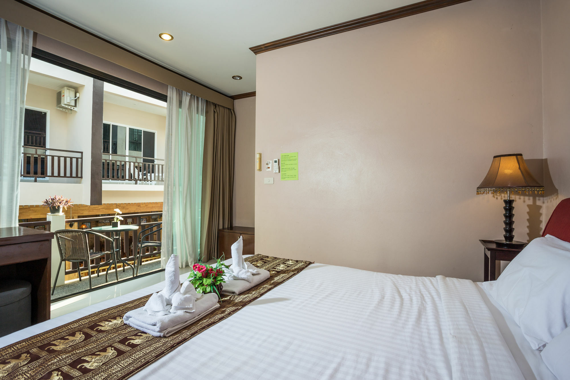 Kata Beachwalk Hotel And Bungalows 외부 사진